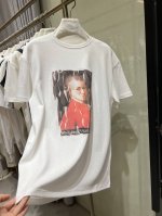 油画印花圆领T恤，整件成衣胸前利用印花工艺和撞色勾勒出立体风格的羽毛和莫扎特画像图案 时尚高级感立现打造个性风格时髦松弛感！宽松廓版，男女同款 码数：ＳＭＬ