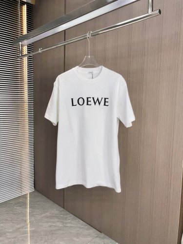 Loew 罗意威 2025春夏新款 圆领短袖 激光烧花刻字模工艺 采用高克重320克双纱精梳棉面料 微宽松版型 面料手感柔软厚实 男女同款 颜色：黑 白 码数：