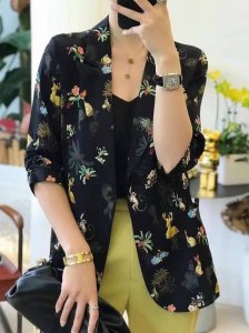 巨爆款继续真丝西装出货啦客订 面料： 19Mm双乔真丝印花西服继续翻单出货， 颜色：黑花 码数：S-Xxxl