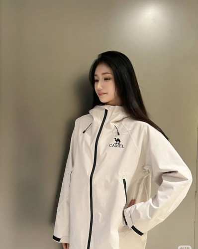 骆驼连帽户外运动软壳防风外套 经典款，男女情侣同款，简单清爽时尚百搭，胸口万针刺绣，品质超高。满满的性价比，买它就对了。新品春季连帽风衣外套！舒适度很优秀 情侣