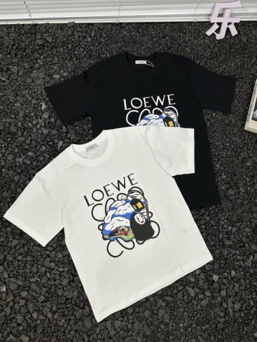 罗意威Loewe卡通无脸男印花Logo户外运动吸汗透气宽松休闲纯色时尚百搭短袖T恤 男女同款 谁说户外运动风不能充满趣味？罗意威这款卡通无脸男印花Logo短袖T