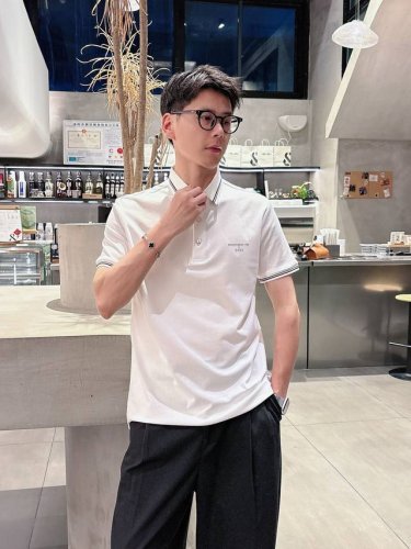 boss 高端货商务 白领 单位人士必入单品！ 休闲商务翻领短袖，科技面料，体感非常棒，手感顺滑质感很棒！弹性好，无任何束缚感，面料自带透气网孔，吸湿排汗，速干