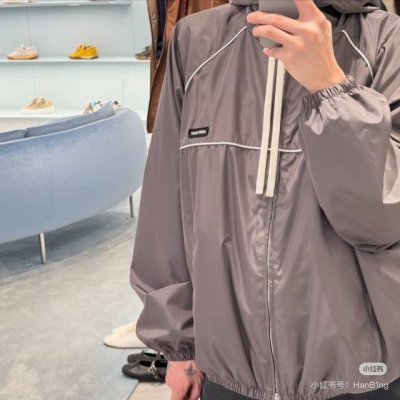 miumi* 25Ss早春新款 学院风尼龙夹克外套。原版开发！高版出品！寻找童年作为绝对真理的象征 丝绸般的尼龙材质 运动服夹克剪裁、品牌打造呈现多种男性和女性