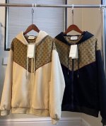 gucci 古驰复古拼接双G提花满印Logo连帽开衫风衣外套 网红同款 上身帅气百搭 店主强烈推荐 衣服上部分采用复古双G提花Logo点缀搭配下侧经典撞色设计
