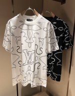 Louis Vuit*On 2025春夏路易家族轻奢Monogram印花工艺短袖T恤 男女同款背后反向铭牌贴布装饰 路易家族的新高端 细节品质永远的那么完美无瑕
