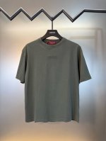 对标专柜★过验版本★Gucci 古驰Ss25春夏新款贴布标识刺绣短袖 定制定染雅致墨绿，深灰丝绵 柔软细腻 舒适贴肤 以深邃的墨绿，深灰色调为底蕴 宛如森林深处