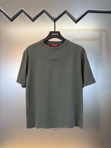 对标专柜★过验版本★Gucci 古驰Ss25春夏新款贴布标识刺绣短袖 定制定染雅致墨绿，深灰丝绵 柔软细腻 舒适贴肤 以深邃的墨绿，深灰色调为底蕴 宛如森林深处