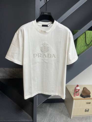 prada 普拉达珠印标识短袖T恤 280G定制纯棉面料活性棉 面料透气舒适易清洗 前幅撞色印花D大标识，采用珠印工艺让印花有凹凸感，以彩色Xiang条混搭勾勒