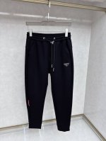 普拉达 2025春夏新款休闲裤！官网同步发售。品牌经典Logo休闲裤，定制面料，舒适度极好，手触感： 烈。辦识度极高，完美品相工艺。尺码M-3Xl