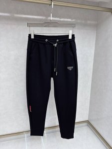 普拉达 2025春夏新款休闲裤！官网同步发售。品牌经典Logo休闲裤，定制面料，舒适度极好，手触感： 烈。辦识度极高，完美品相工艺。尺码M-3Xl