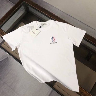 moncler 蒙口 最新款情侣款圆领短袖 情侣T恤 春夏新品 高品质 胸前立体标识字母Logo印花工艺 时尚百搭潮款 定制进口面料 穿着舒适 透气 时尚不失个