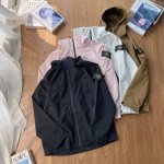 stone Island石头岛经典肩绣户外工装大口袋连帽夹克外套爆款 现货上新 专柜同款宽松版型 手臂经典绣标设计 细节还原定制螺纹细节辅料 1:1五金拉链 三