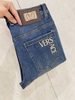 范思哲 新品 高端独家发售 25Ss四季款超燃炸街系列之最牛仔裤 独家隆重推出 原版定制高端品质面料 定制五金版型修身剪裁 面料带弹力 微弹上身舒适度超高 必爆