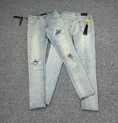 款号：H780 Amiri & 阿米日 新款牛仔裤水洗破洞漏皮牛仔长裤男女同款 Amiri音译为埃米尔，是创始人的名字，Amiri的创始人Mike Amiri从