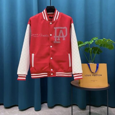 Louis Vuitton路易威登 Lv走秀款珍珠棒球服外套夹克 订购原版开模 历时一个月终于出货了，简直太爱了 上身真的超级帅。抖音某博主讲今年Lv新出的会成