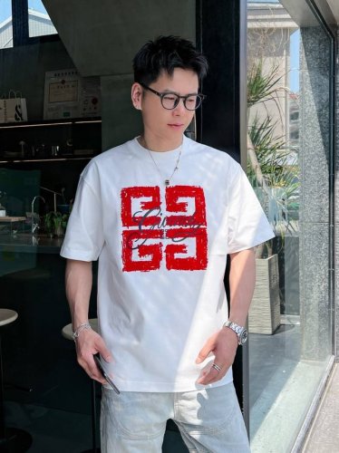 老纪 春夏新款男女同款短袖T恤 主创时尚注入了全新时尚能量 通过探索各种题材和性感魅力 极具辨识度 引领全新街头时尚潮流 该款是G家独家的出彩设计元素 设计标识