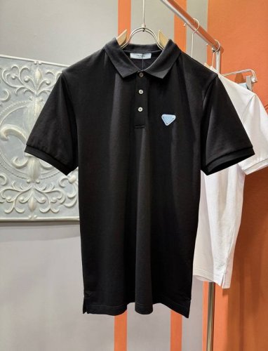 prada 普拉达 2025官方春夏新款 男士翻领短袖Polo衫，胸口精致Logo，高端主线系列，进口丝光珠地棉面料，面料属性皆为上乘，缔造出独一无二的面料类型