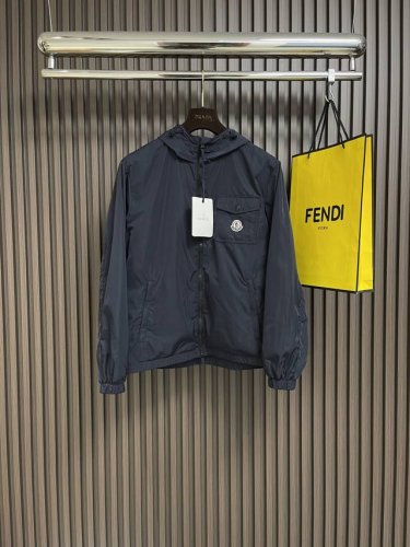 Moncler 春夏男士连帽外套，在忙碌的通勤路上，一件 Moncler就是你最可靠的伙伴。它简约而不失时尚的设计，轻松适配各种通勤穿搭，无论是干练的西装还是休