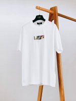 fendi 芬迪 糖果多色刺绣短袖圆领T恤，重磅棉质材质。胸前饰有拼色线迹Triple Ff凸纹刺绣。 客供五金辅料装饰，重工百灵达刺绣，工艺精湛。男女同款，两