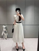 上新 prad* 普拉达 25Ss新款连衣裙 三角标装饰 搭配腰带 修身显瘦 上身无时无刻尽显身段 ～ 颜色：黑色 白色 码数：Sml S码推荐： 80~100