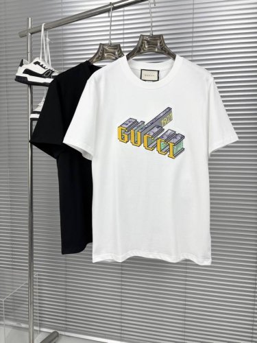 重磅推荐！2025Ss夏装新品 专柜在售 最新系列图案Logo短袖T恤 必须人手一件的节奏！进口顶极精梳棉面料，极为亲肤舒适 摸上去非常的细腻，质感很好，完美体