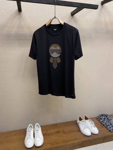 Fendi，23春夏新款老佛爷水钻徽标圆领短袖棉质T恤，正面胸前由品牌标志性元素构成的重塑经典老佛爷图案，时尚杂志曾发表Fendi家的Karlito你可以不买但