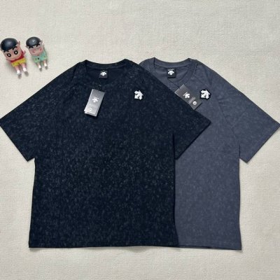 dec迪桑特 夏季速干抗皱飘花圆领T恤 独家款式 实拍图！ 经典Toyobo面料制成的短袖Polo衫 采用吸湿性极佳的专业运动面料动感珠地，布表面呈疏孔状，有如