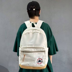 紫色便宜30元 Converse匡威撞色拼接双肩包单肩包学生书包男女情侣款 包包采用牛津布料材质定制耐磨耐用 容量也大内置电脑夹层。 颜色非常朴素非常百搭，简直