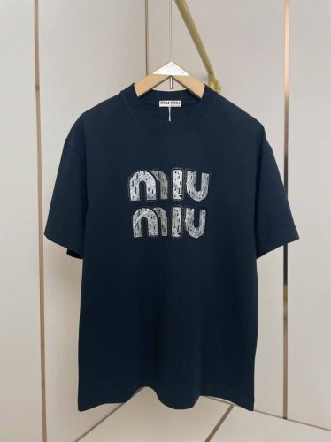 miumiu新款拉丝T恤 经典大Logo字母 拉丝与植 硅胶边框交织在一起 无论是艺术感 高级感 全都拉满 肩部通肩压条 280克纯棉面料舒适透气 黑白双色 男