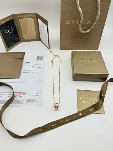 Bvlgari宝格丽项链 吊坠扣头都对版刻印Logo专柜一致！全套包装代购版本！ 采用真空电镀不掉色，戴上就不想再摘掉。 B.Zero1项链从举世闻名的圆形露天
