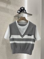 miumi*2025新品上架 撞色假两件全棉上衣 定制Yb全棉材质 舒适软糯 弹力十足 圆领短袖内衬V领针织背心 打造假两件版型 内里于领口袖口露出 与外层形成
