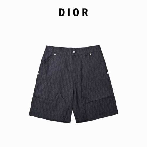 dior 迪奥 满印提花牛仔短裤 这款短裤从日本古老纺织工艺汲取灵感 重新诠释标志性的 Oblique 印花 采用海军蓝色和黑色棉质牛仔布精心制作 胸前饰以贴袋