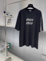 miumiu 2025新款字母圆领T恤 字母拉丝效果 高级感十足 十分耐看 双层螺纹领口 肩部通肩压条 280克纯棉面料舒适透气 男女同款 码数：S-Xxl S