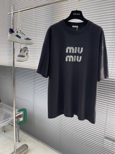 miumiu 2025新款字母圆领T恤 字母拉丝效果 高级感十足 十分耐看 双层螺纹领口 肩部通肩压条 280克纯棉面料舒适透气 男女同款 码数：S-Xxl S