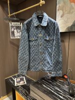 p380 Lv25S春夏新品 水洗牛仔外套，男女同款又酷又飒爽，采用定制高品质斜纹棉质水洗牛仔面料，纹理细腻，棉感自然，既有筋骨感又不失柔软，不挑人的经典水洗色