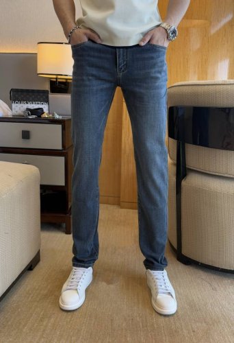 Lulu- 2025Ss蛇年春夏贺岁款牛仔裤。原单1:1制作，日常必备的完美之选，简单大气亦时尚有型，定制进口丹宁面料 ，重工洗水工艺，做工复杂工艺精湛。轻松迎