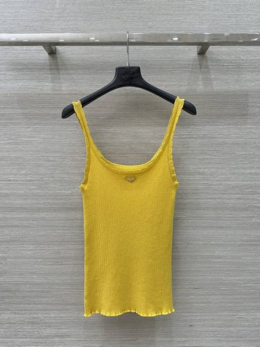 独家首发 原单品质Pr长期主义穿搭，25春夏新品，花边设计修身针织背心上衣！原版定制100%桑蚕丝纱线细腻舒适！冰凉爽透质感！定位三角标缀饰时髦优雅！16针坑条