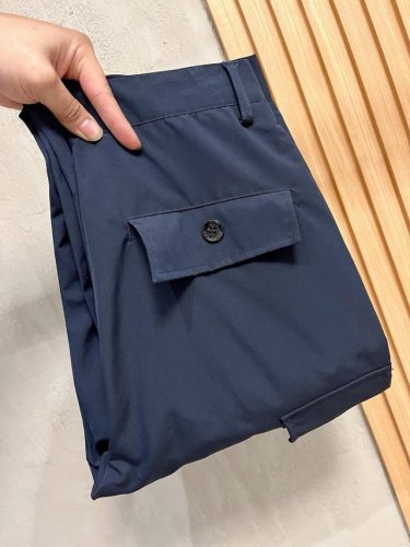 Lv路易威登 藏蓝工装裤 时髦与实用的双重奏深邃的藏蓝色，既显气质又百搭。利落的直筒版型，不挑身材，穿着舒适自在。 两侧大大的工装口袋，实用属性拉满，能轻松装下