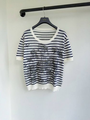 Dio25春夏新款海军蓝色和白色亚麻混纺针织面料D-Stripes 图案和palms 茹伊印花图案条纹针织短袖上衣出货这款针织衫来自Iviera限定系列饰以由彼