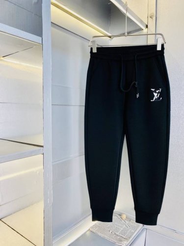官网原单货 可穿200斤路易威登Lv 简约时尚 早春款卫裤松紧裤休闲裤九分裤身穿着非常舒适 低调不失奢华 穿出去非常有档次,裤型款式和裁剪亦无需多言 上身精致跃