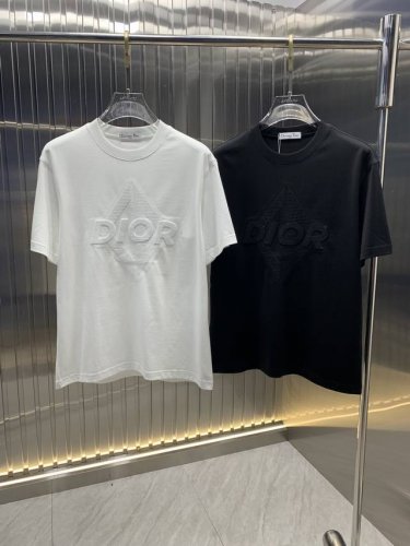 P240 迪奥 2025春夏新款短袖T恤，独特的Logo图案设计！上身舒适透气，不僵硬，丰富的立体感，品质出口订单，定制专属面料剪裁，满足通勤人们对于着装的简约