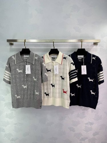 thom Brown* 2025春夏最新系列！小狗翻领针织短袖！定制羊毛针织材质 舒适柔软 质感十足 通体镂空钩花配合小狗图案装饰 可爱减龄 上身尽显学院风格