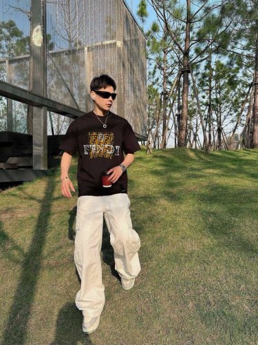 芬家 2025春夏新款首发专柜最新款短袖圆领T恤 高端订制 设计前卫时尚 品牌Logo重工艺设计 高端定制面料.手感柔软.穿着舒适.专柜级别精致车线.做工精细.