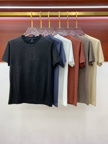 Lv25Ss春夏 新品 定制蚕丝面料丝滑透气！时尚经典圆领短袖时尚单品设计，更加时尚舒适，高标准定制，上身非常有型，胸前品牌经典Logo 图案 客供辅料，客供进