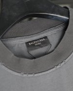 细节图# Balenciaga巴黎世家2025 情人节限定T恤 巴黎25Ss情人节限定，独特爱心标语设计，浪漫又吸睛，满满的节日氛围感。破洞元素更是增添了潮流感