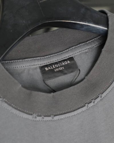 细节图# Balenciaga巴黎世家2025 情人节限定T恤 巴黎25Ss情人节限定，独特爱心标语设计，浪漫又吸睛，满满的节日氛围感。破洞元素更是增添了潮流感