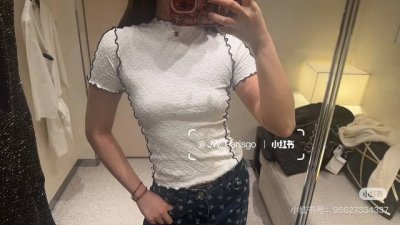 chane*2025新品立领花边修身短袖 原版开发 高版出品 细腻肌理 柔软舒适 立领短袖裁剪 黑白撞色勾勒木耳花边轮廓线 增添精致调性 通体立体双C纹理 搭配
