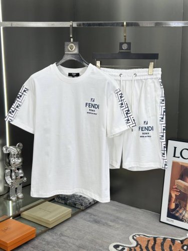 一套 Fendi 25S当季新款T恤短裤套装.男女同款！品牌元素设计理念，采用原版纯棉面料，手感舒适透气.体现高品质，三标齐！上身版型超赞。码数：M-3Xl 1