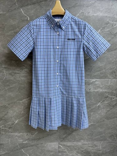 春夏新款上新啦 Miu格纹连衣裙 2025春夏系列 翻领领口设计 字母Logo刺绣点缀 蓝色格纹配色 清新减龄时髦 定制棉府绸面料 舒适透气 直筒版型 上身显瘦
