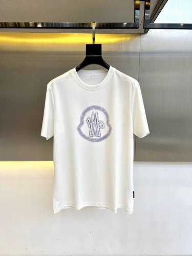 mon蒙口、2025春夏男士新款经典Logo压印圆领短袖T恤。棉43.9%，莫代尔